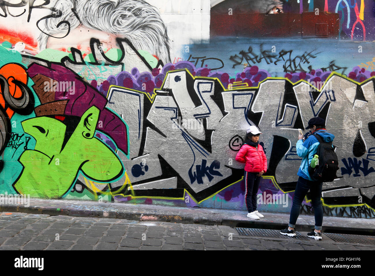 Une mère prend une photo de sa fille en Hosier Lane, Melbourne, VIC Banque D'Images