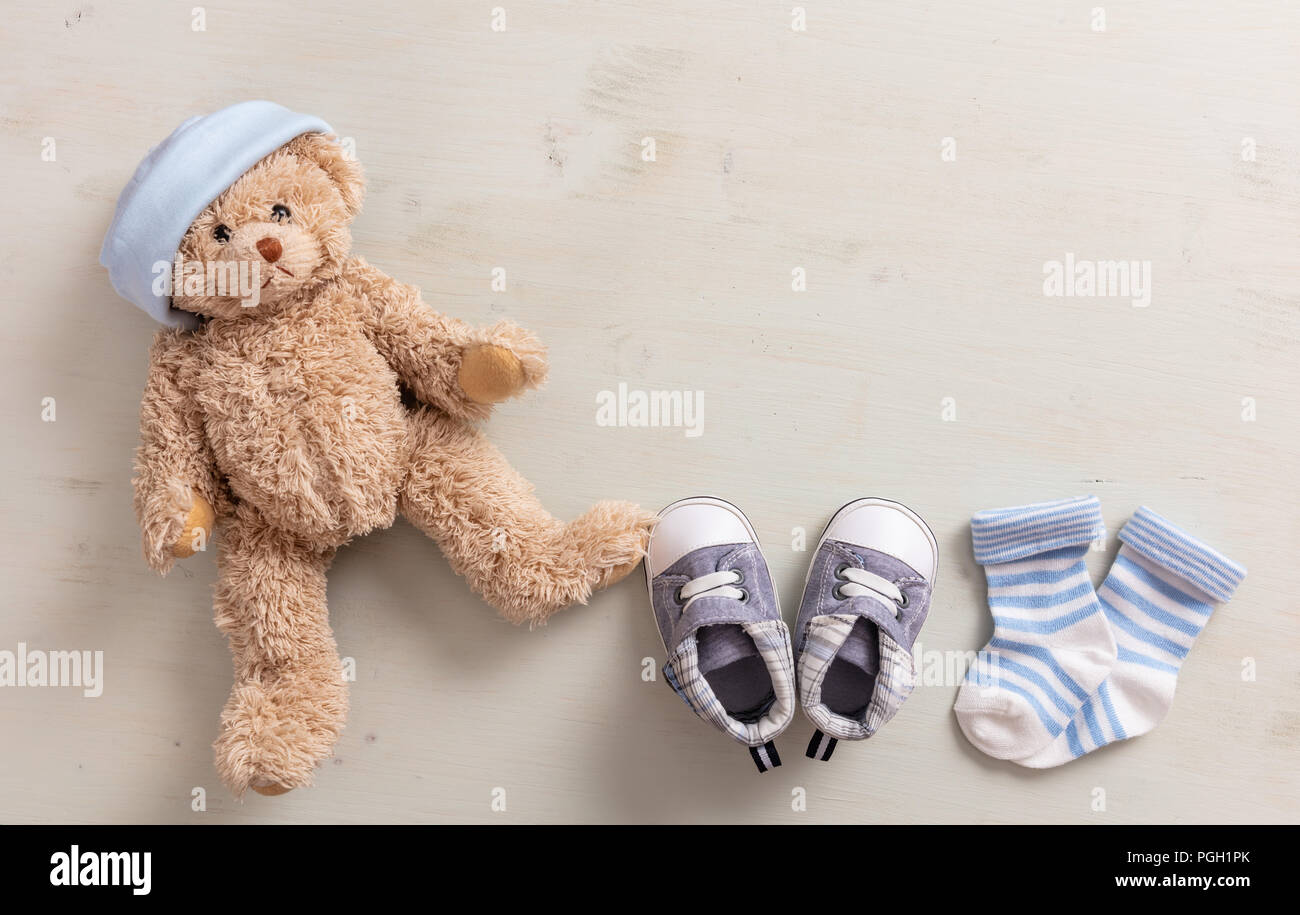 Concept douche Bébé garçon sur fond de bois, copie espace, vue du dessus Banque D'Images