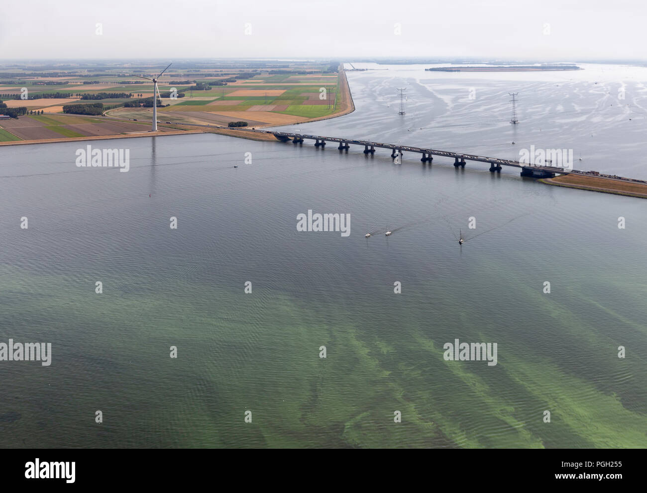 Vue aérienne paysage hollandais avec pont, éolienne et d'algues Banque D'Images