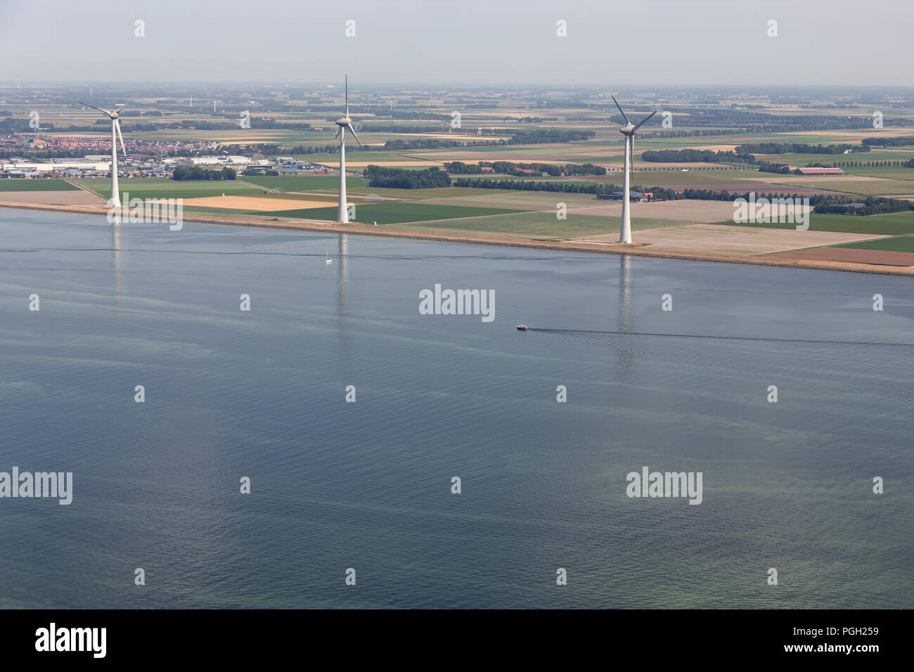 Vue aérienne du paysage agricole néerlandais aux éoliennes le long de la côte Banque D'Images