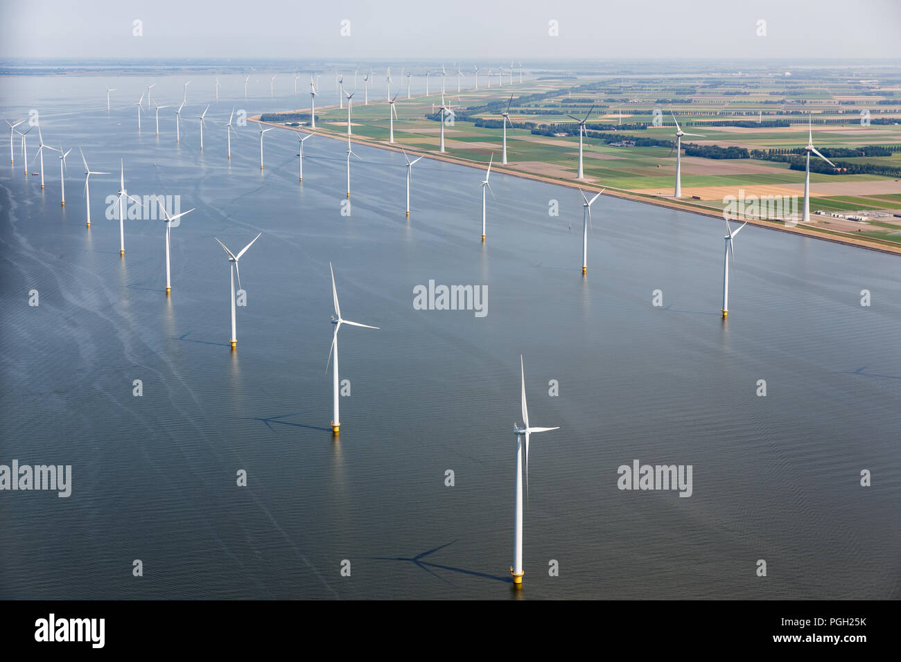 Vue aérienne de mer néerlandais avec des éoliennes en mer le long de la côte Banque D'Images