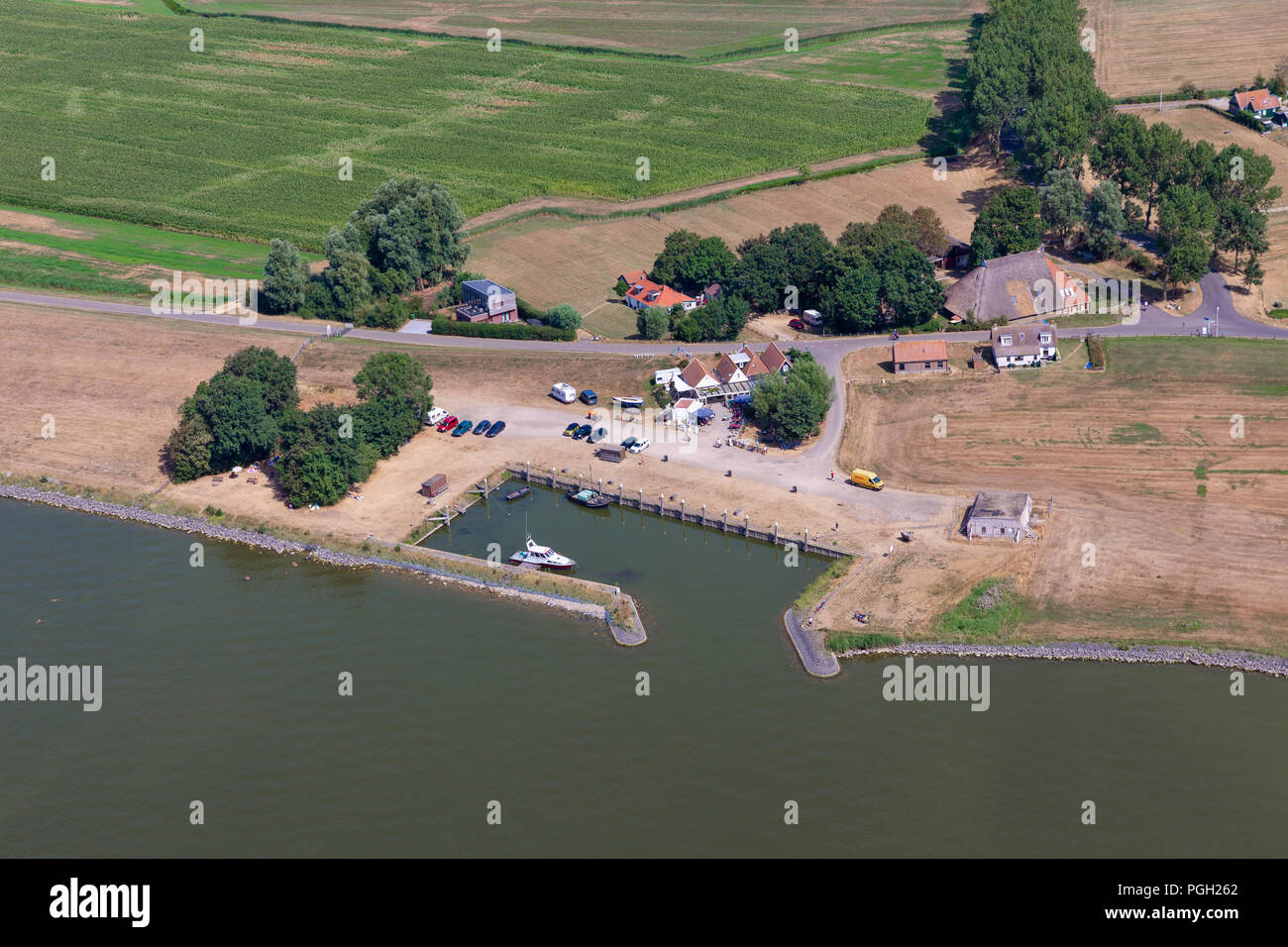 Vue aérienne petit port Laaksum en province hollandaise Friesland Banque D'Images
