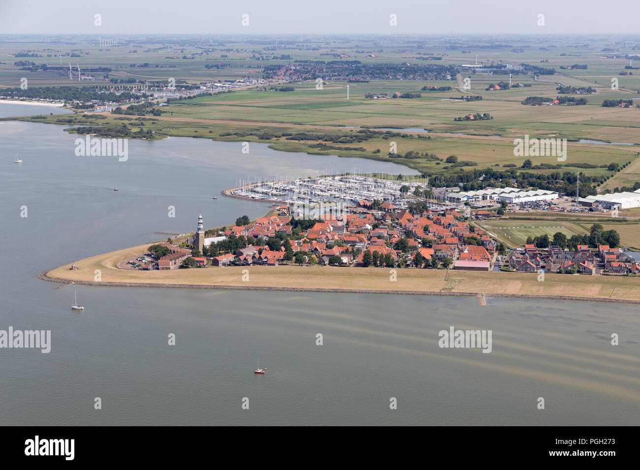 Vue aérienne du village néerlandais Hindeloopen le lac IJsselmeer avec marina Banque D'Images