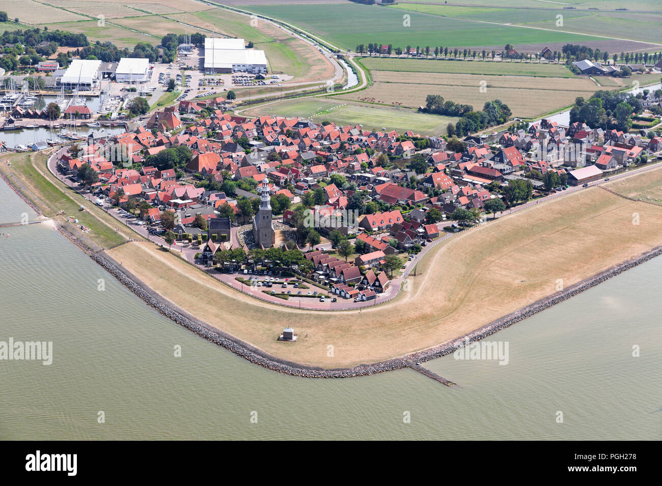 Vue aérienne du village néerlandais Hindeloopen le lac IJsselmeer avec marina Banque D'Images