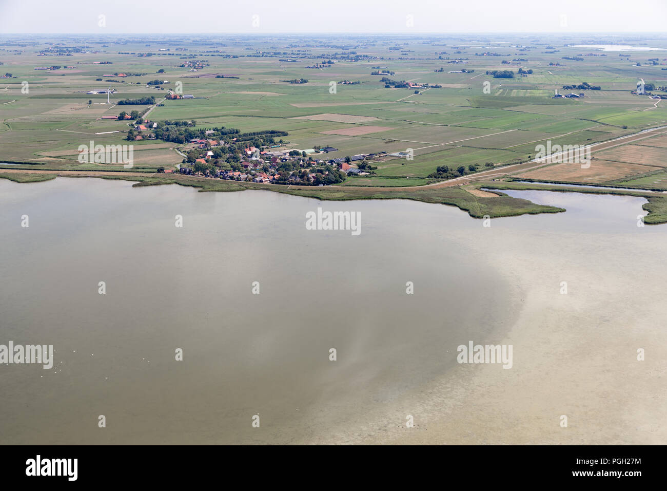 Vue aérienne du village néerlandais de De Iisfûgel le lac IJsselmeer avec de l'eau peu profonde Banque D'Images