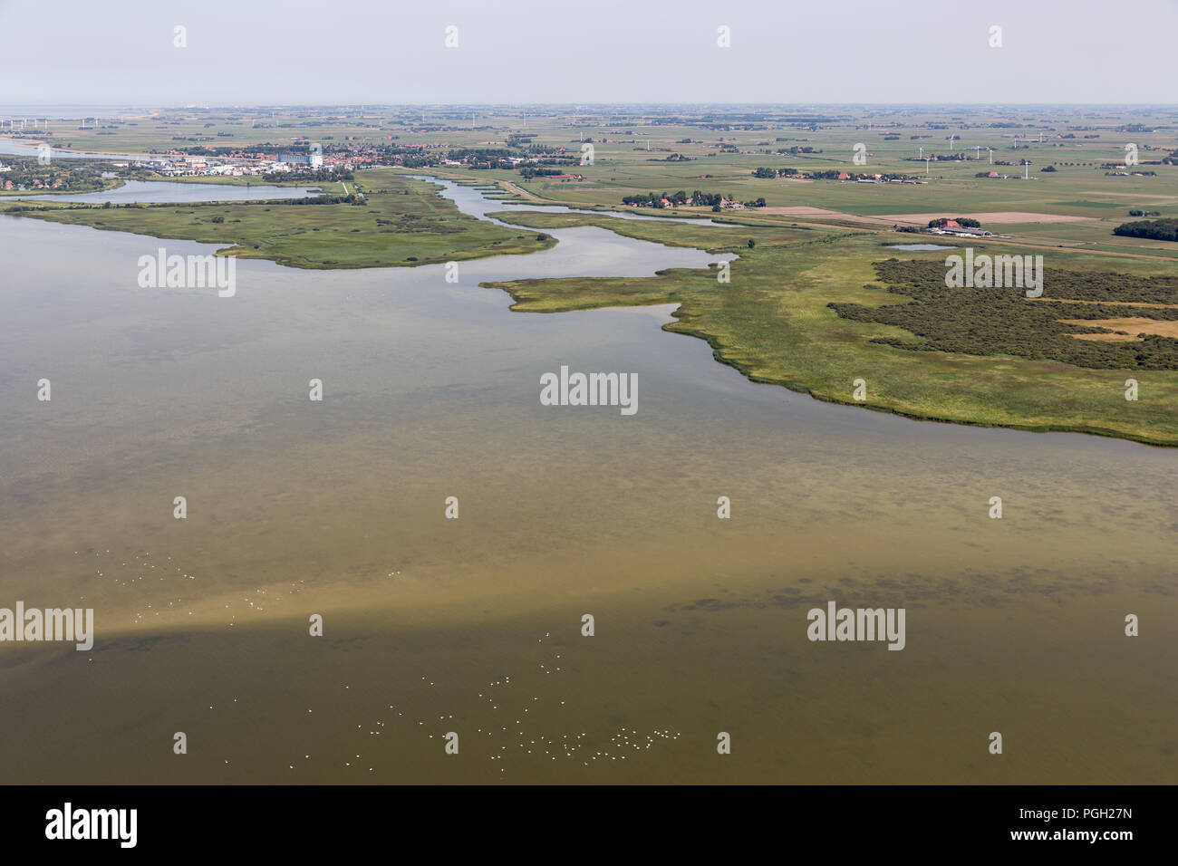 Vue aérienne Dutch village Makkum le lac IJsselmeer avec de l'eau peu profonde Banque D'Images
