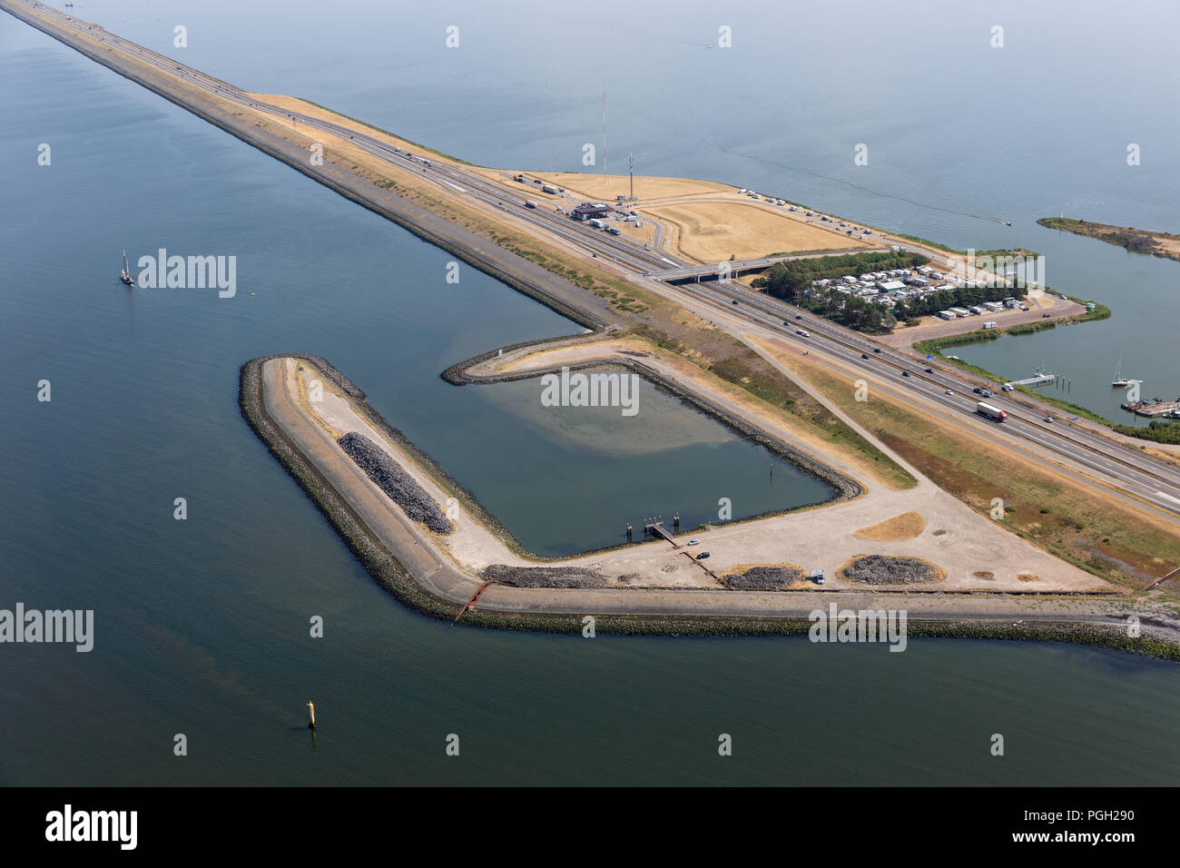 Vue aérienne de la digue Afsluitdijk néerlandais entre mer et mer des Wadden Banque D'Images