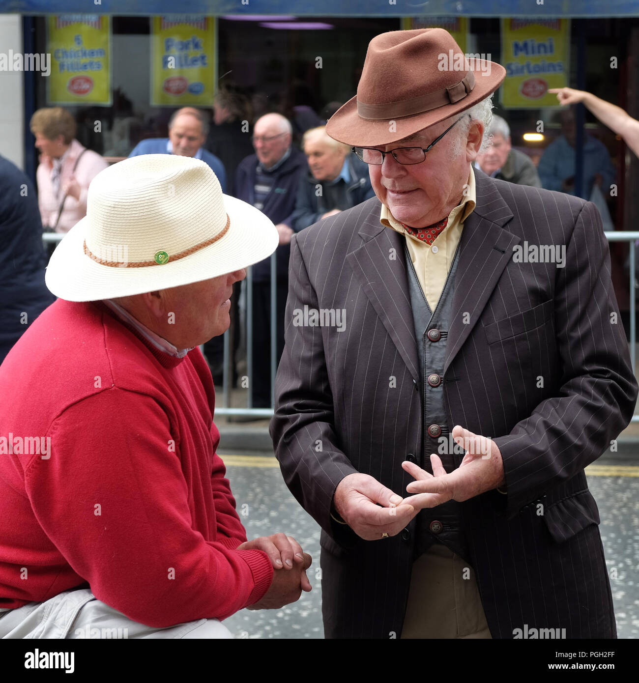 Deux hommes au May Fair, Ballyclare, comté d'Antrim, en Irlande du Nord. Banque D'Images