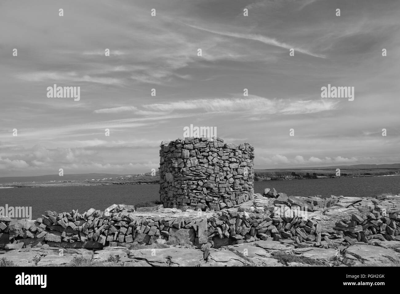 Vestiges d'une tour ronde sur la côte Est de l'Inishmore, Îles d'Aran. Banque D'Images