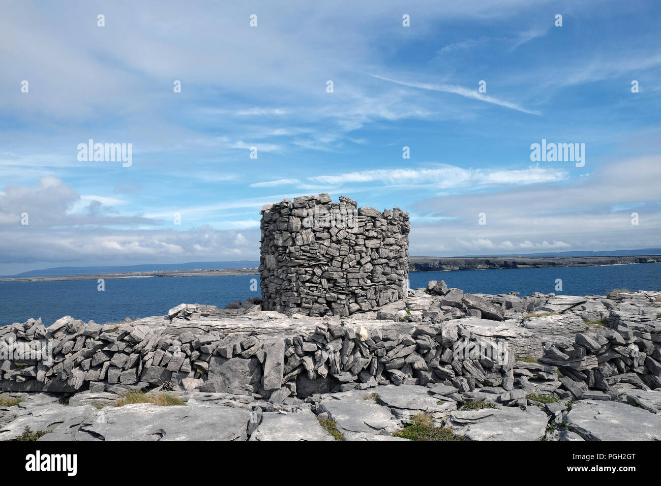 Vestiges d'une tour ronde sur la côte Est de l'Inishmore, Îles d'Aran. Banque D'Images