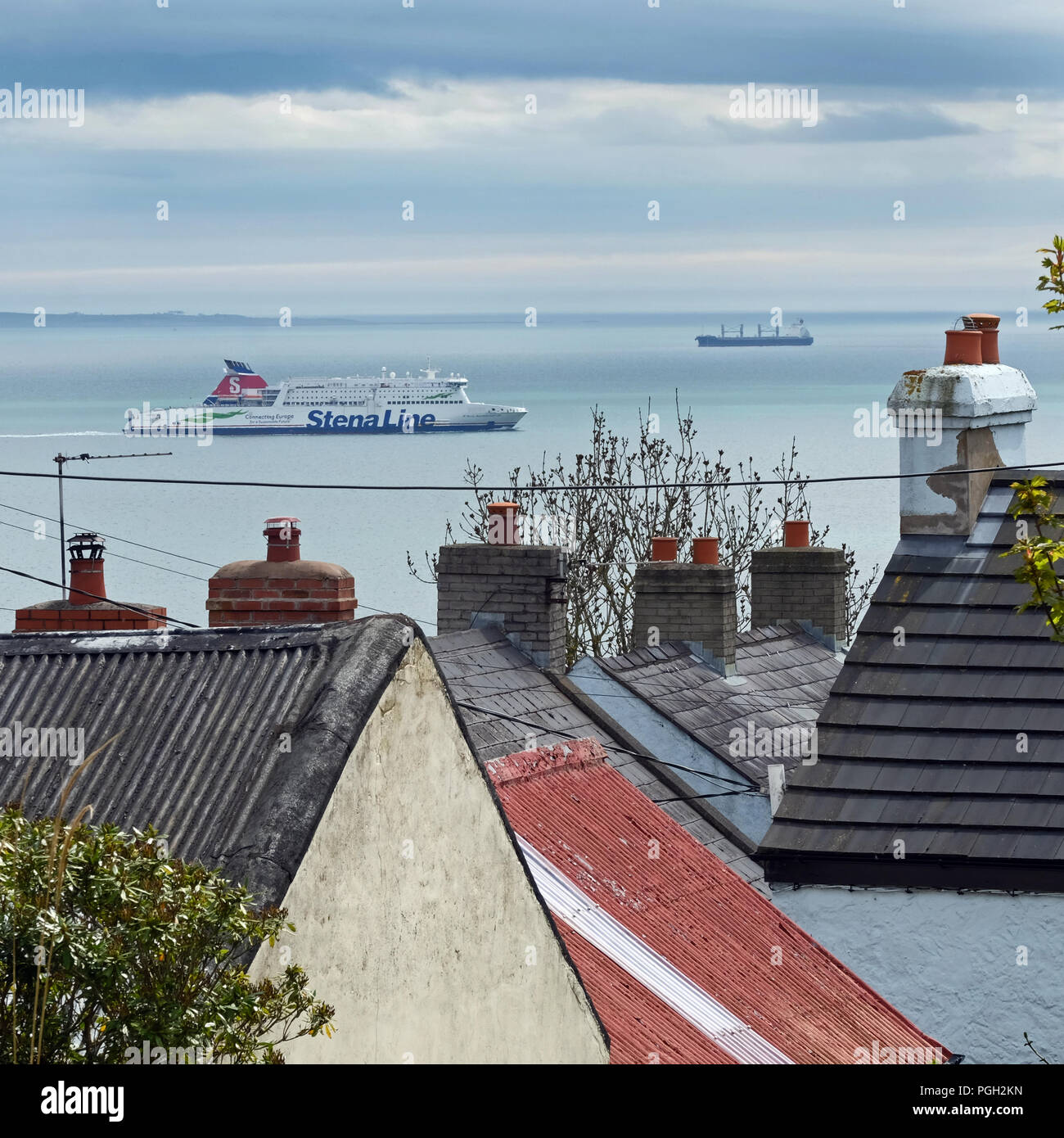 Voyage sur Belfast Lough et les toits de Blackhead village, le comté d'Antrim, en Irlande du Nord. Banque D'Images