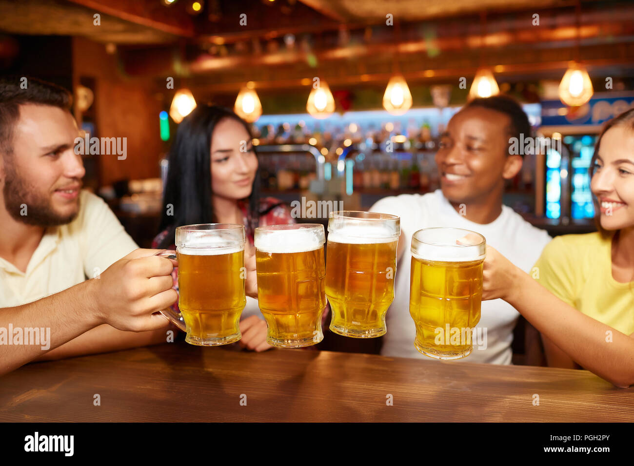 Les gens qui boivent de la bière Banque de photographies et d’images à ...