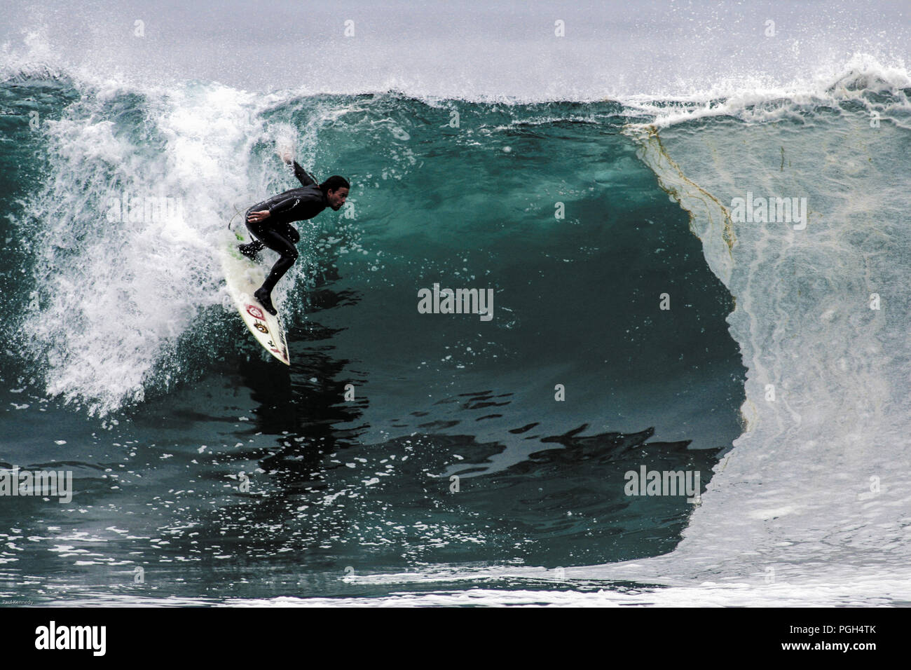 Une grande vague d'équitation surfer sur récif à Arica, Chili, Amérique du Sud Banque D'Images