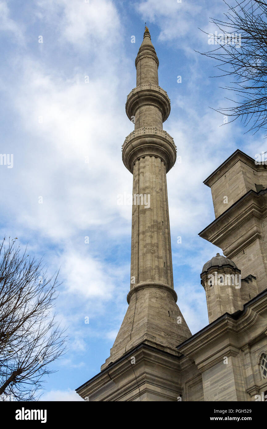Détail d'un minaret en pierre de la nouvelle mosquée d'Eminönü à Istanbul, Turquie, un symbole de la religion islamique, ainsi que de la partie turque et ottomane archit Banque D'Images