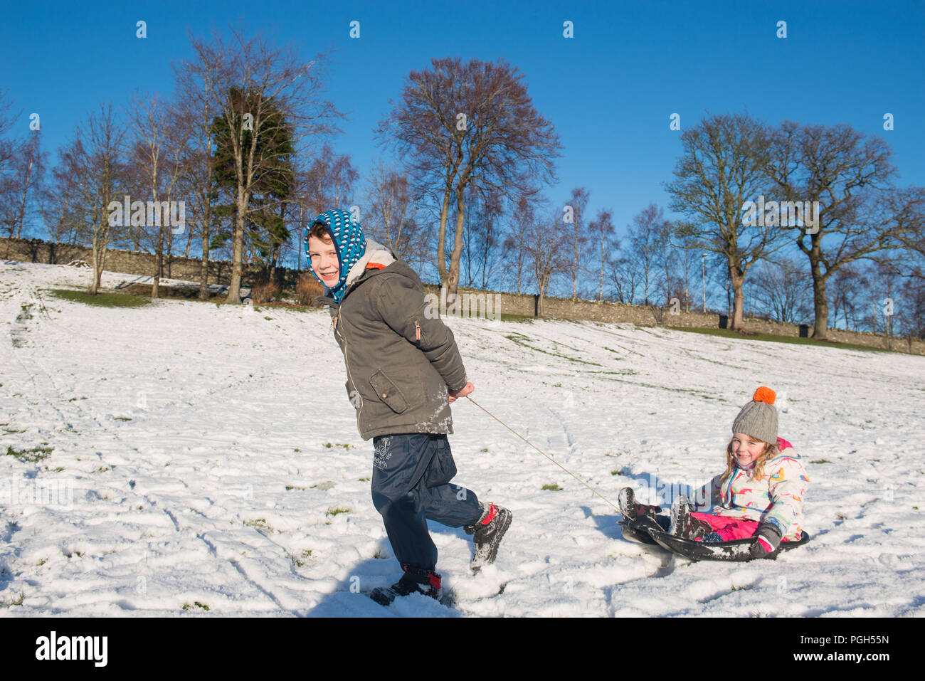 Photo : Sam 7 et Lily 4 Ellis Peebles, en traîneau dans la neige au parc Haylodge Banque D'Images