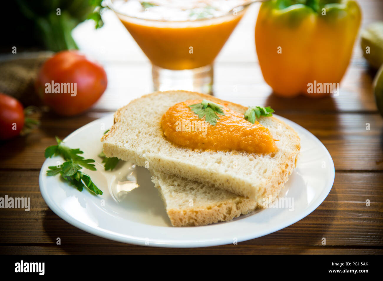 Caviar de légumes fait maison sur une tranche de pain sur une table en bois Banque D'Images