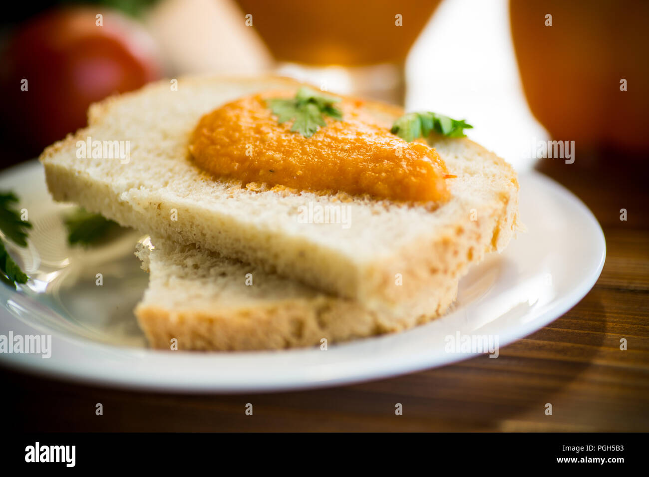 Caviar de légumes fait maison sur une tranche de pain sur une table en bois Banque D'Images