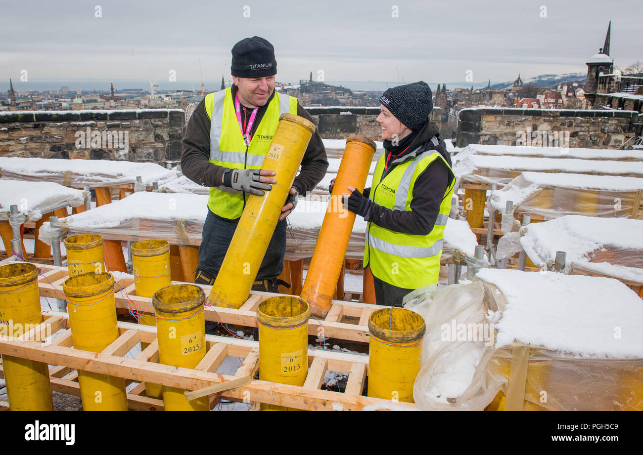 Technicien Pyro Shaun Gibson et Lynn Wiseman titane, les gourous de l'artifice que mettre sur Edinburgh's Hogmanay d'artifice. Cette année, l'artifice sont e Banque D'Images