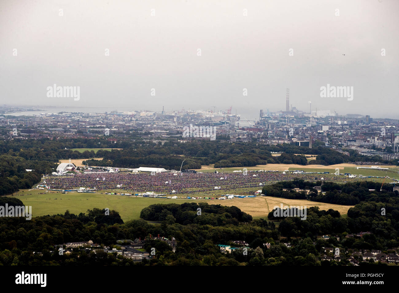 Une vue aérienne de la foule au Phoenix Park de Dublin en tant que Pape Francis assiste à la messe de clôture à la Rencontre Mondiale des Familles, dans le cadre de sa visite en Irlande. Banque D'Images