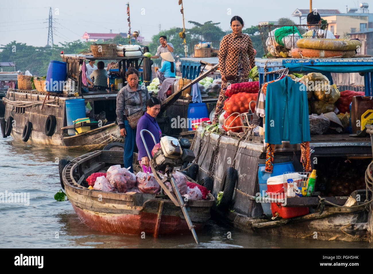 L'activité du matin au marché flottant de Cai Rang sur la rivière Can Tho. Le marché est utilisé par les grossistes de vendre aux vendeurs du marché, qui vendent ensuite directement aux clients. Banque D'Images