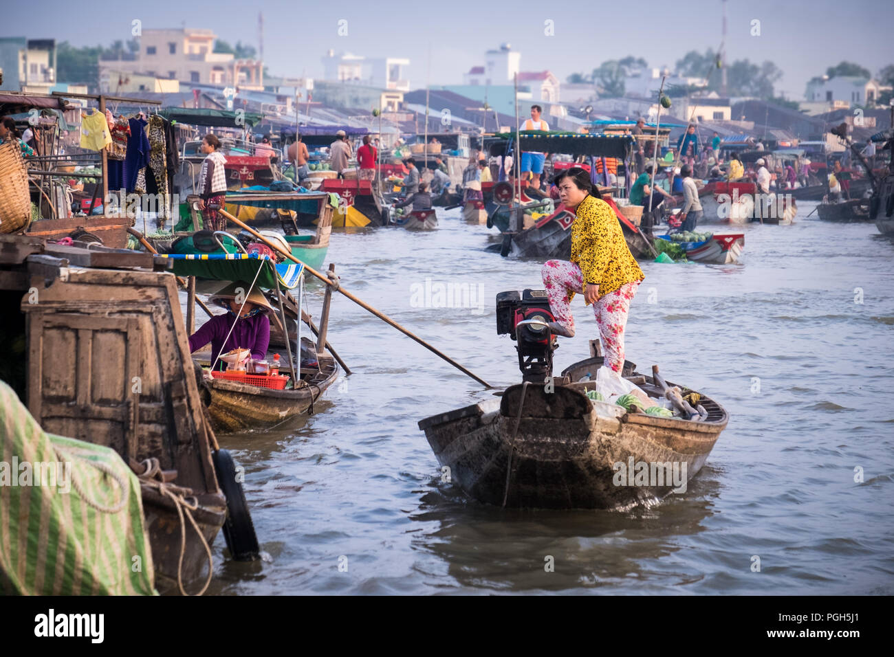 L'activité du matin au marché flottant de Cai Rang sur la rivière Can Tho. Le marché est utilisé par les grossistes de vendre aux vendeurs du marché, qui vendent ensuite directement aux clients. Banque D'Images