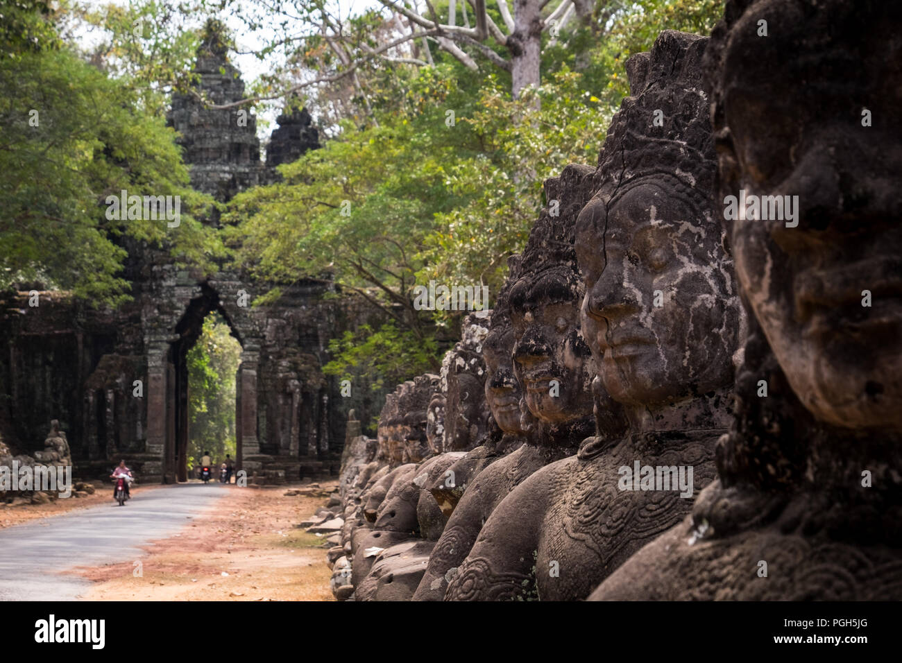 Une vue générale de la porte du Nord entrée du complexe d'Angkor Thom à Siem Reap, Cambodge Banque D'Images
