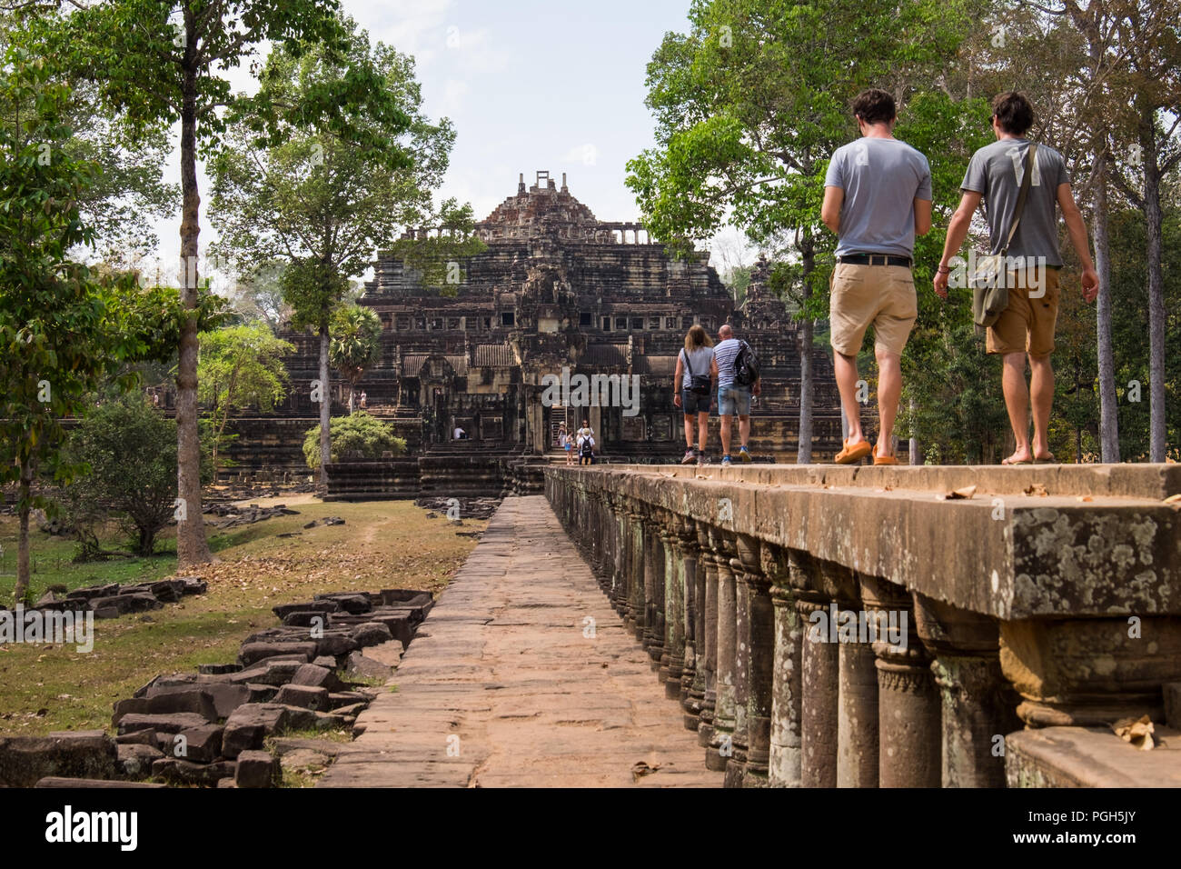 Les visiteurs du 11ème siècle temple Baphuon à Siem Reap, Cambodge Banque D'Images