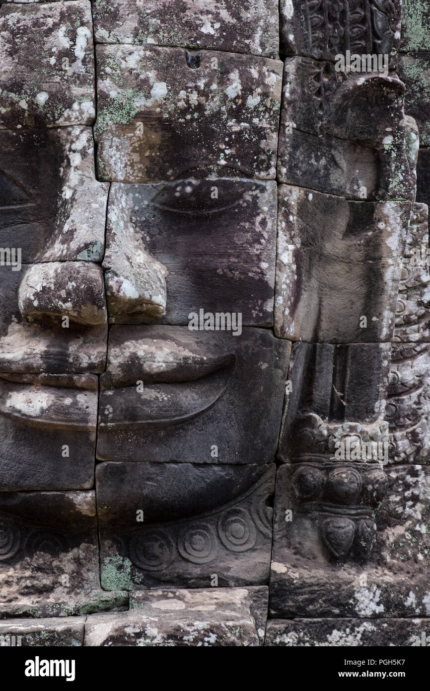 L'un des nombreux smiling sculpture sur pierre au temple de Bayan, Siem Reap au Cambodge Banque D'Images