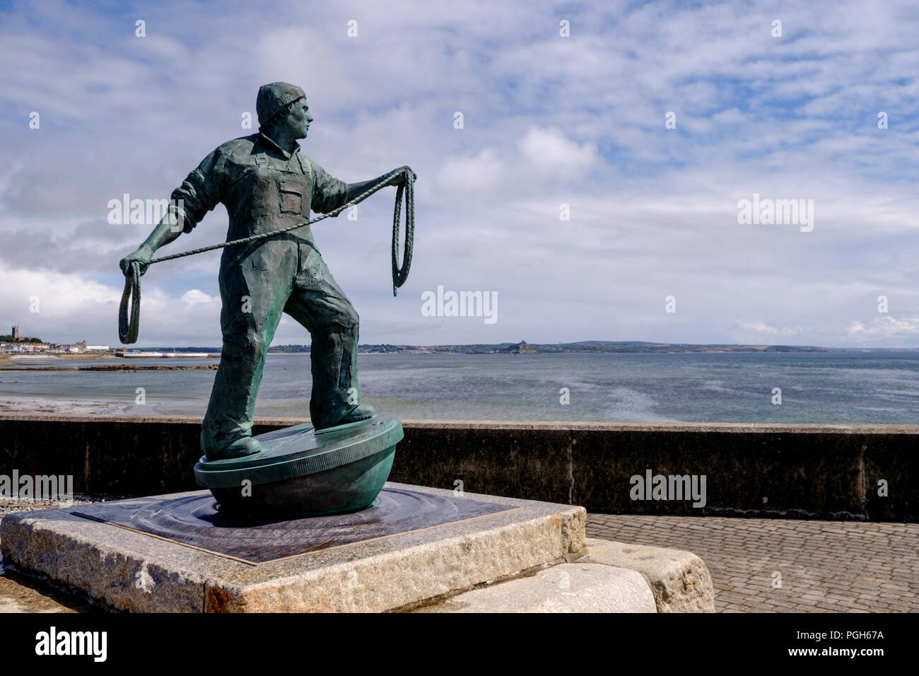 Autour d'un village de pêche de Newlyn active sur la côte de Cornouailles. Cornwall Angleterre Newlyn memorial pêcheur par Tom Leaper Banque D'Images