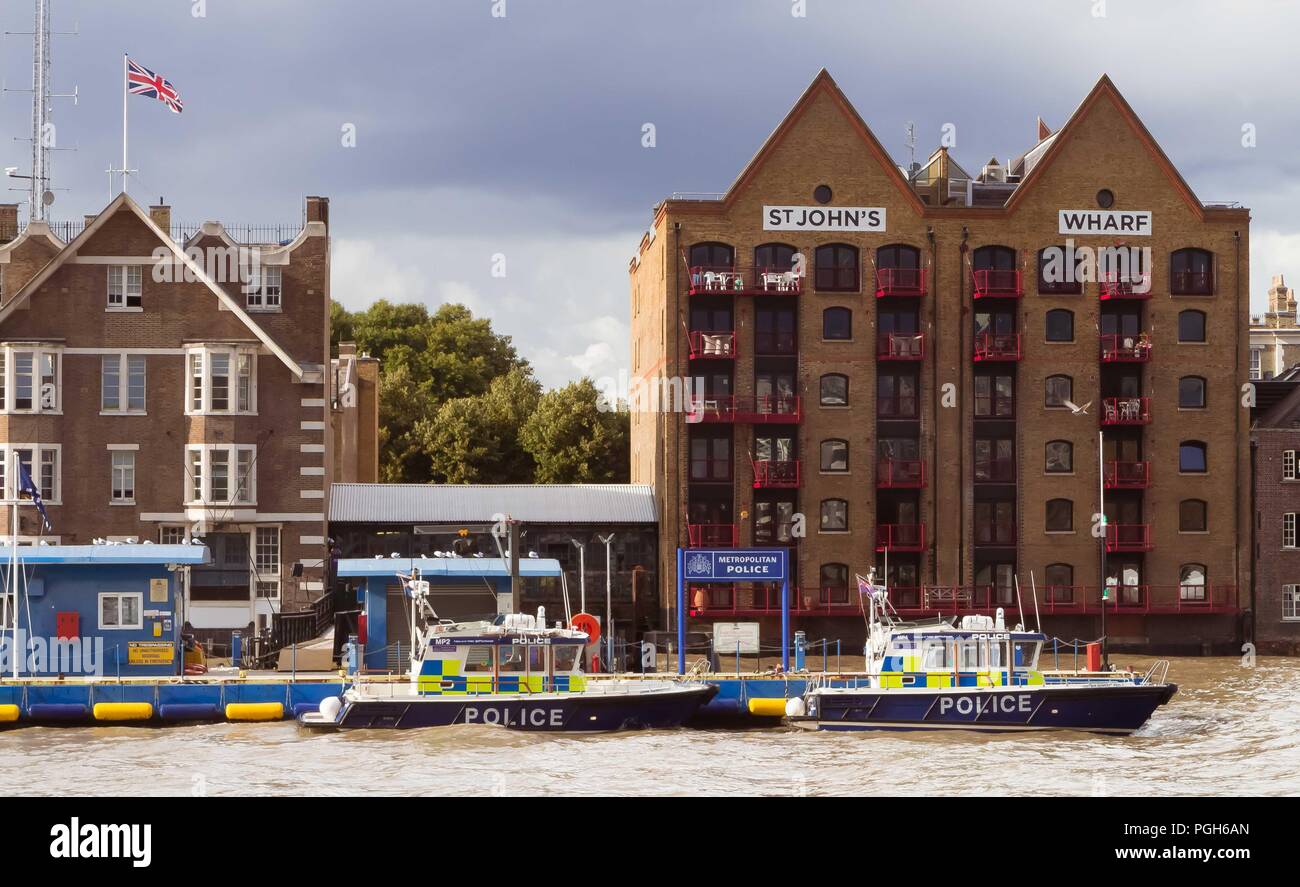 Septembre 2017 - La Police bateau amarré à un ponton à Tamise, près de l'unité de police maritime siège le Wapping High Street à Londres, Royaume-Uni Banque D'Images