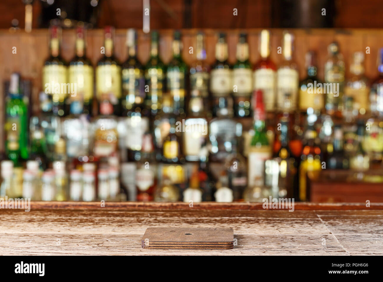 Coaster sous verre sur fond flou. image de bar comptoir bar en bois en face  de l'arrière-plan flou abstrait de l'alcool dans resturant Photo Stock -  Alamy