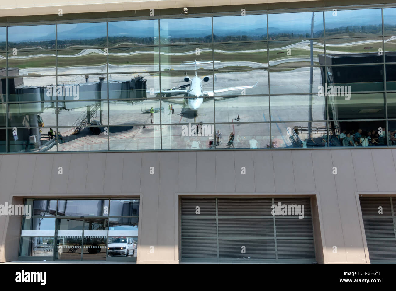 Reflet d'avions de transport de passagers en avion de l'aérogare où les passagers d'autres sont en attente de leur vol conseil Banque D'Images