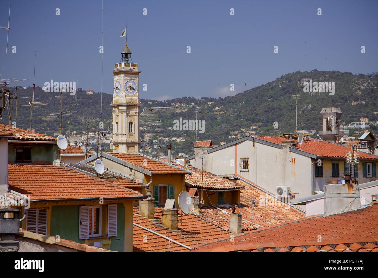 Juin 2011 - vue de l'un des toits de la vieille ville de Nice, France ; dans l'arrière-plan est la tour de Saint François, un couvent franciscain, dont seuls vestiges Banque D'Images