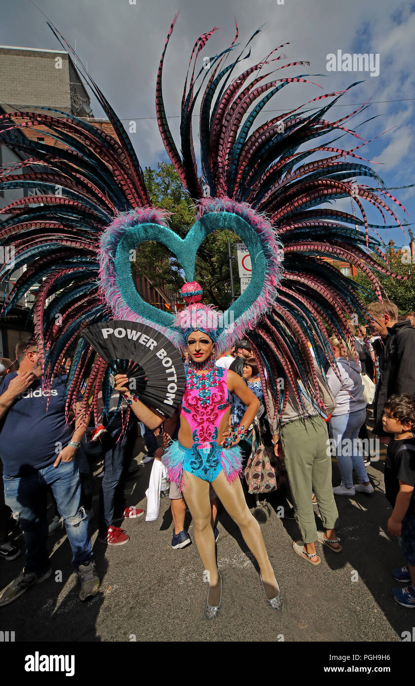Manchester Pride Parade costume avec plumes de paon, Canal St, North West England, UK Banque D'Images