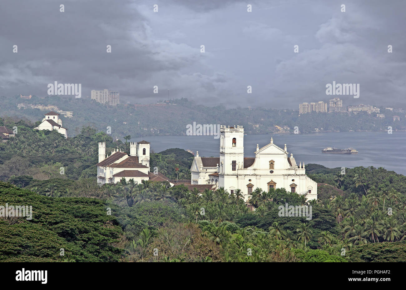 Cathédrale Se historique, St Catherine's cathédrale, vue de la colline de Monte forme à Old Goa, Inde. Construit par les Portugais au 16e siècle. Banque D'Images