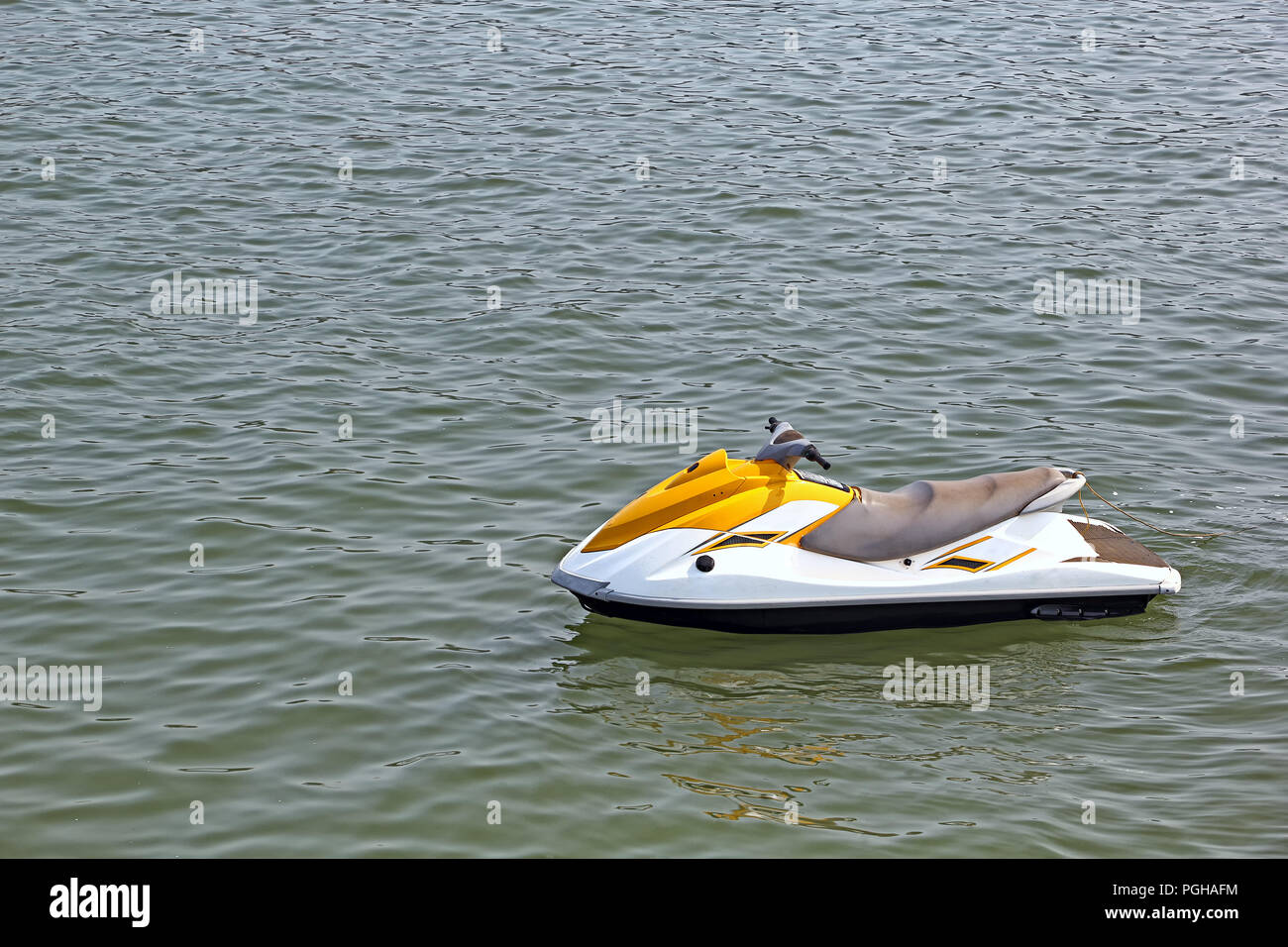 Sea scooter pour manèges touristiques ancrée dans une baie à Dona Paula à Goa, Inde. Banque D'Images