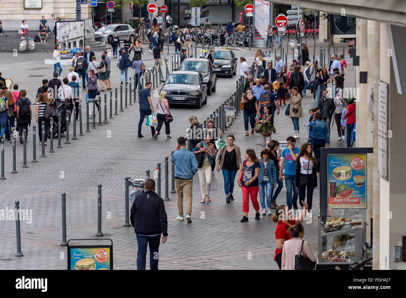 Lille, France - 15 juin 2018 : les piétons circulant sur la Rue des Manneliers rue. Banque D'Images