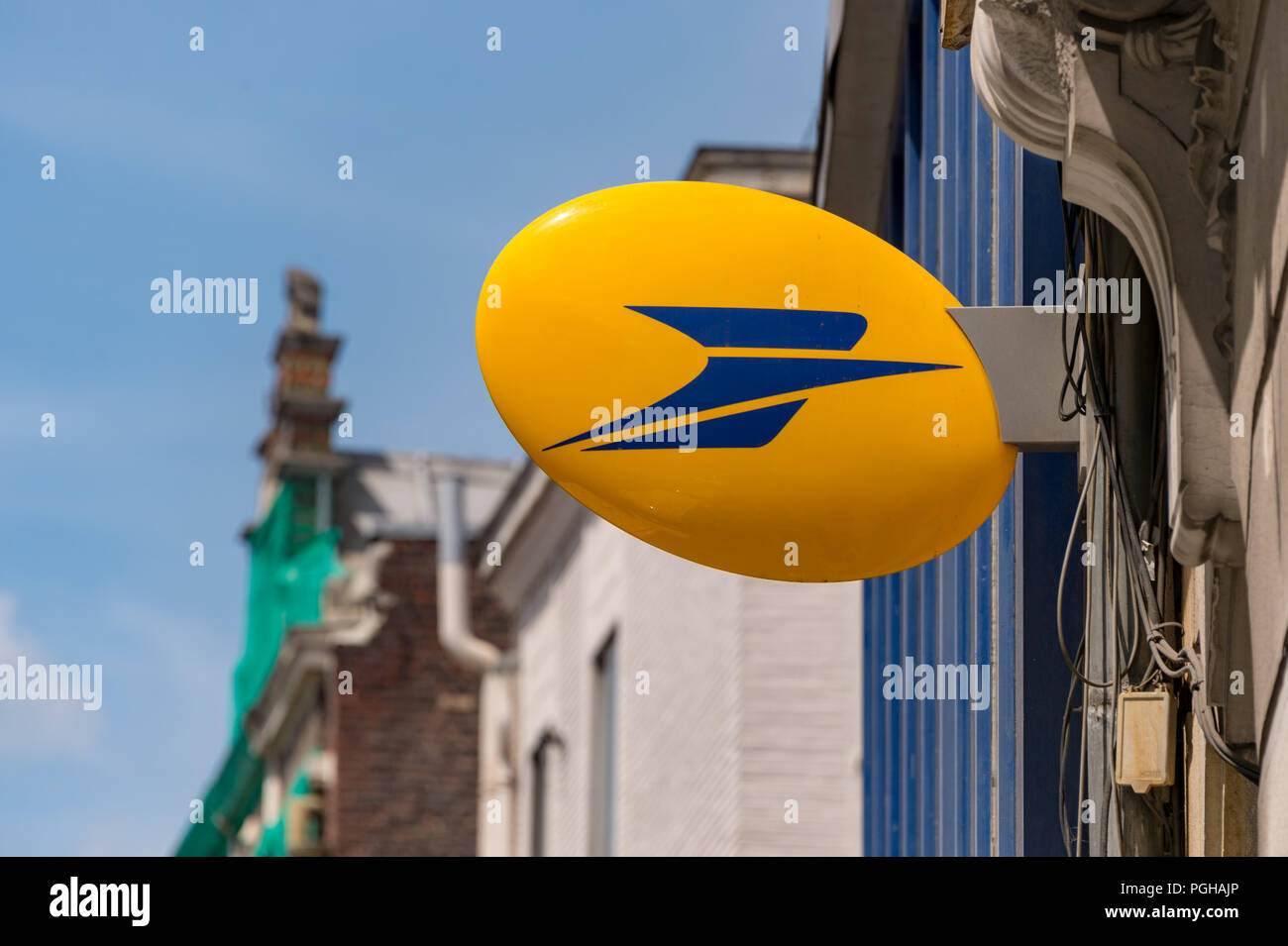 Lille, France - 15 juin 2018 : Logo de La Poste, le service postal national français sur la Rue Nationale. Banque D'Images