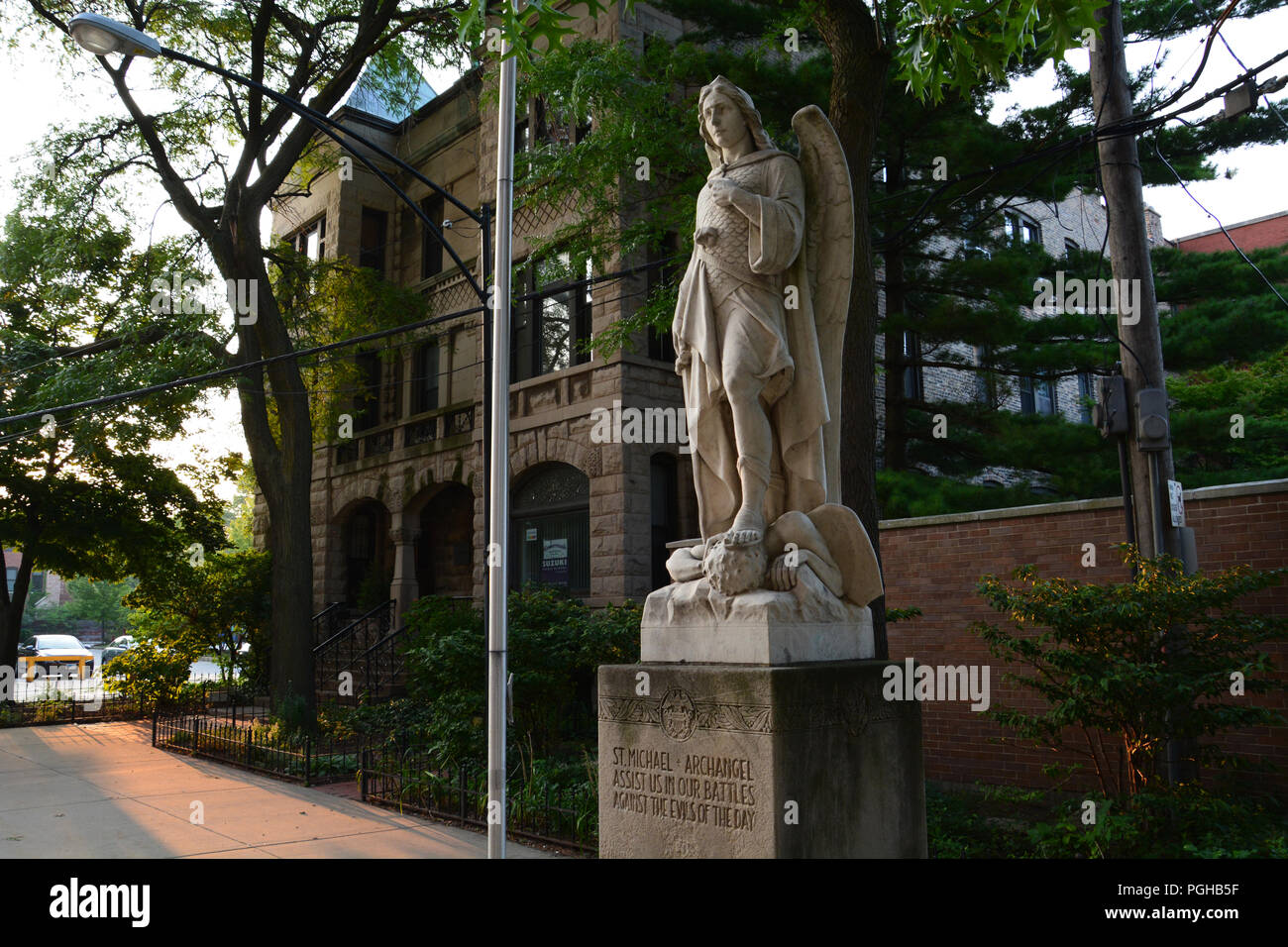 Statue de l'Archange Michael à l'extérieur de l'entrée de l'église catholique Saint Michel dans la vieille ville de Chicago quartier. Banque D'Images