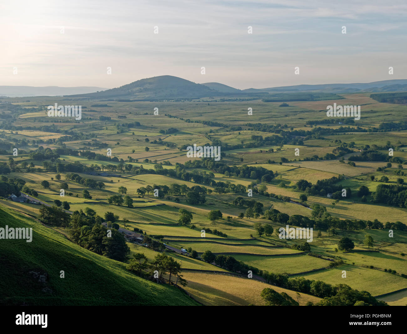 Tôt le matin, la lumière sur les champs de la Lake District du Nord prises depuis les pistes de Doddick est tombé sur le chemin jusqu'Blencathra Banque D'Images