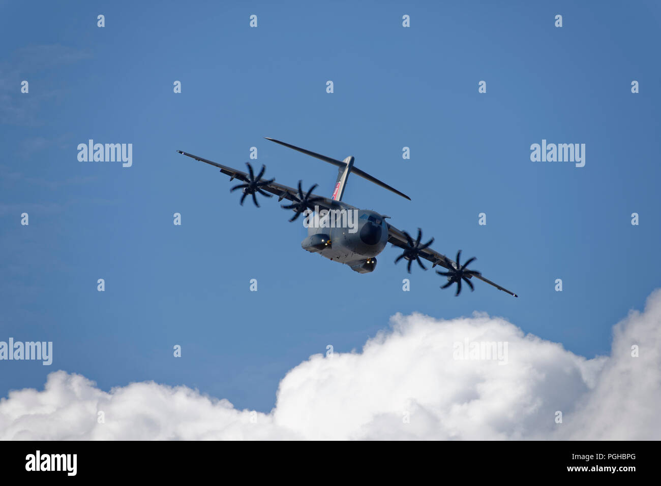 Airbus A400M, avion de transport militaire Atlas effectue un affichage dynamique au Royal International Air Tattoo Banque D'Images