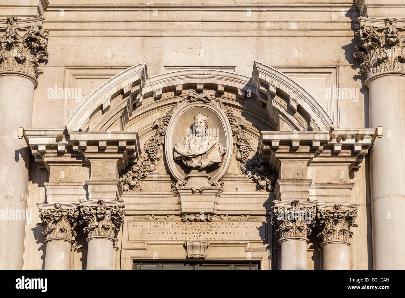 Détail de la façade d'un buste au-dessus de l'entrée principale de la cathédrale de Brescia. Italie Banque D'Images