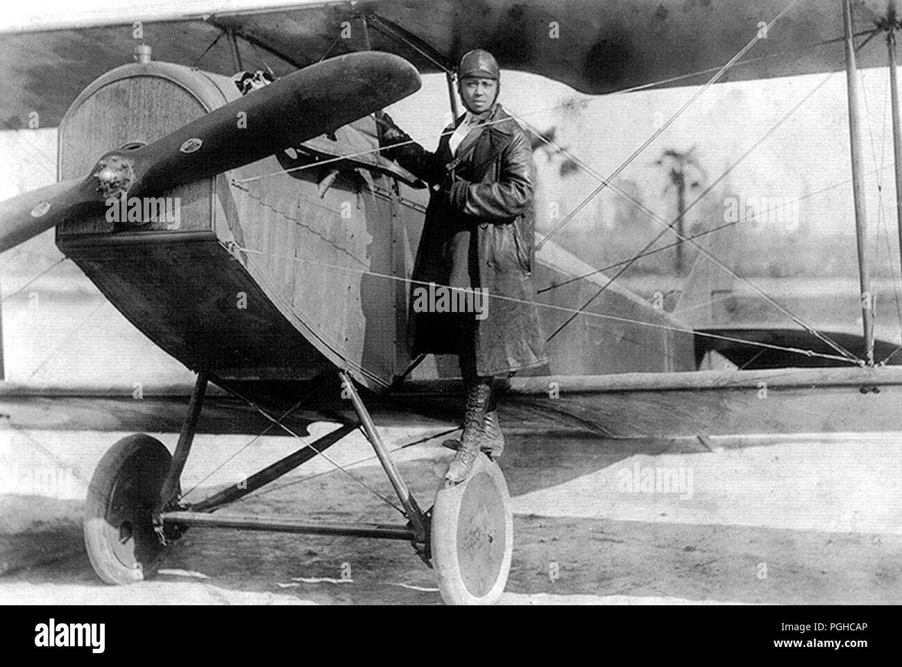 Bessie Coleman (1892 - 1926) American civil aviator, la première femme d'origine afro-américaine et la première de descendance amérindienne, d'organiser une licence de pilote Banque D'Images