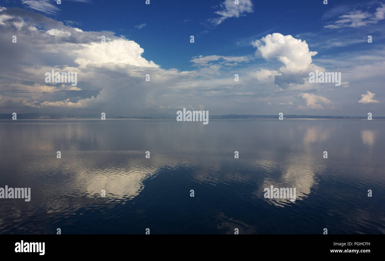 Seascape avec de grands nuages blancs reflétés sur la surface de la mer Banque D'Images