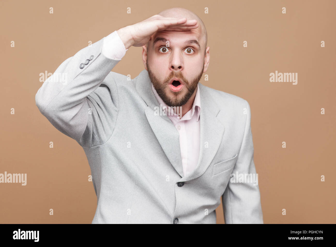 Wow, sa vous. demandé middle aged businessman en costume gris lumière classique debout tenant la main sur son front, looking at camera with émerveillé big eye Banque D'Images Wow, sa vous. demandé middle aged businessman en costume gris lumière classique debout tenant la main sur son front, looking at camera with émerveillé big eye Banque D'Images