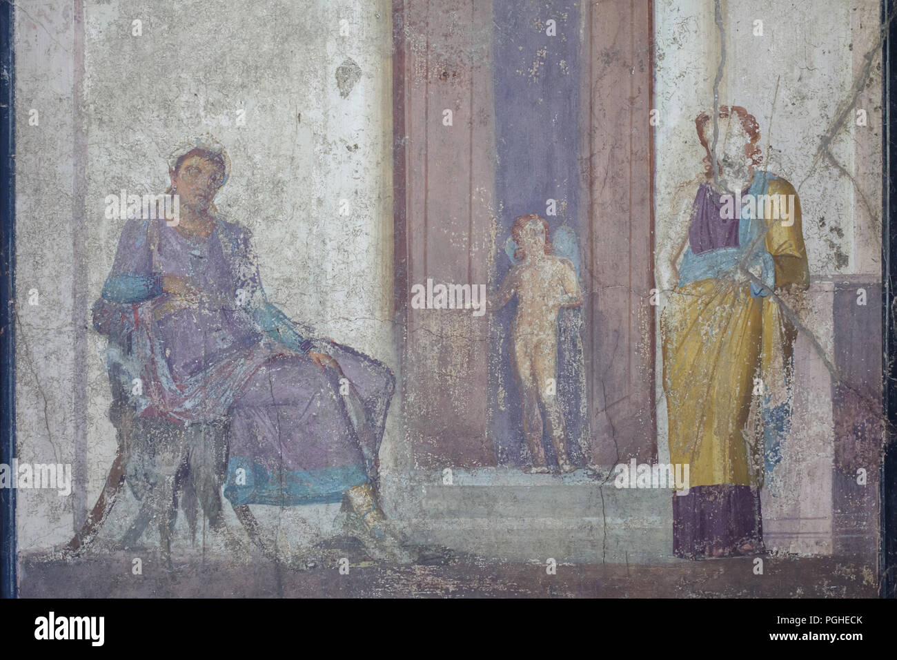 Paris et Helen représenté dans la fresque romaine de la maison de Jason (Casa di Giasone) à Pompéi (20-25 Ma), maintenant exposée dans le Musée Archéologique National (Museo Archeologico Nazionale di Napoli) à Naples, Campanie, Italie. Paris est représenté assis en attendant le prix promis de lui par Aphrodite, et le Cupidon sur la porte de la chambre d'Helen points auprès de lui, l'exhortant à l'étape qui mènera à la guerre de Troie. Banque D'Images