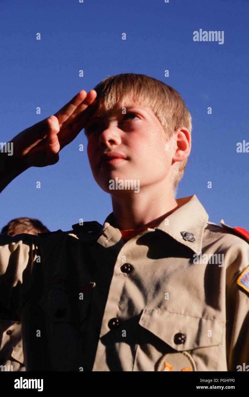 Boy-Scout en uniforme en saluant, USA Banque D'Images