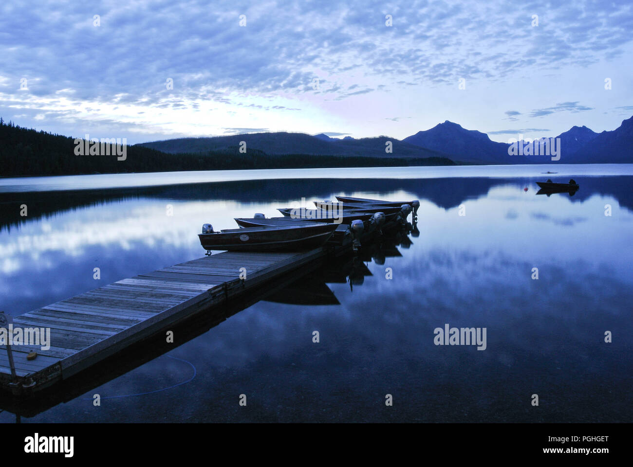 Bateaux chargés sur le quai au lac Mcdonald, dans le parc national des Glaciers Banque D'Images