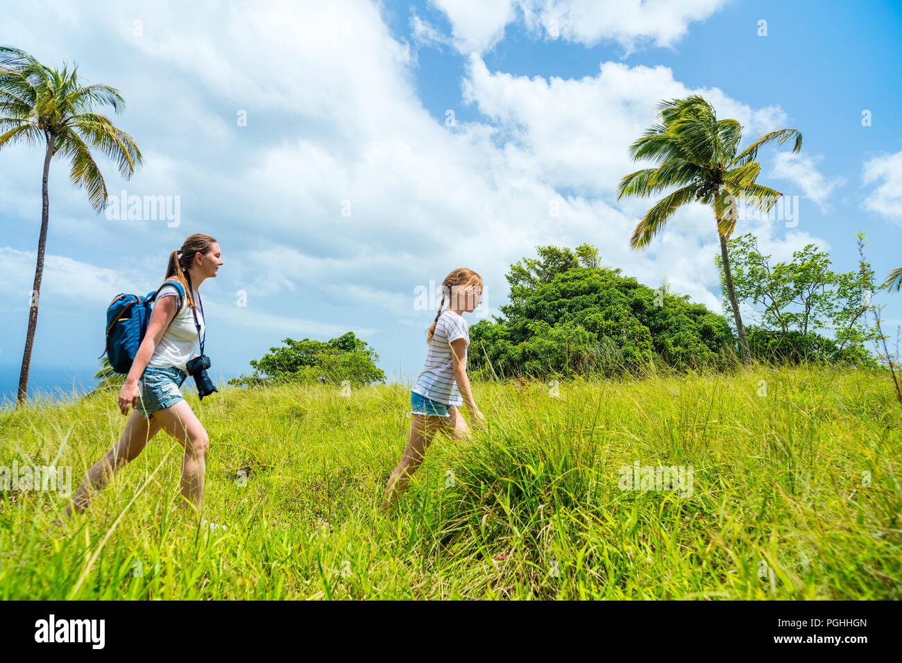Famille de mère et fille en randonnée sur l'île tropicale au jour d'été Banque D'Images