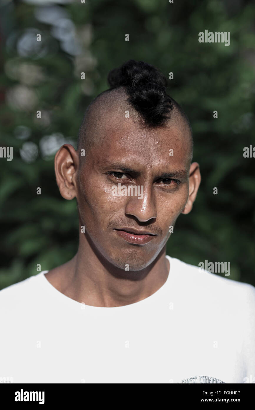 Portrait de surfeur local avec cheveux mohawk dans El Cuco, El Salvador Banque D'Images